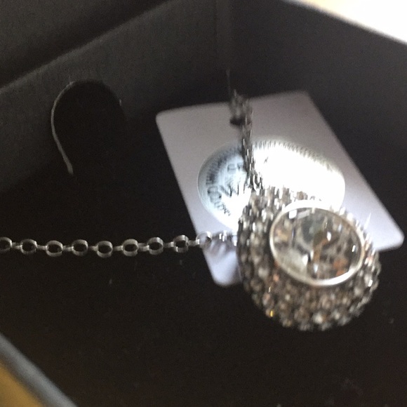 Beautiful Swarovski crystal new in box NEW - Picture 2 of 3